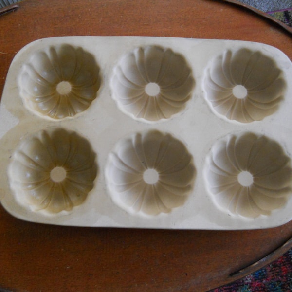 The Pampered Chef Family Heritage Stoneware Classics Collection -  Mini Fluted Bundt 6 Cake Baking Pan