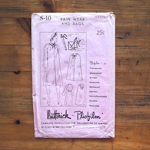 Manteau imperméable en plastique, cape avec capuche et accessoires de 1940 RARE Butterick - Patron de couture papier Pliofilm n° S-10 en format moyen · PLIAGE EN USINE