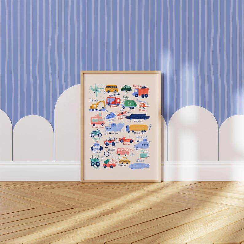 Transport Alphabet Poster für Kinderzimmer. Edukative Wandkunst mit leuchtenden Aquarell Fahrzeugen Bild 2