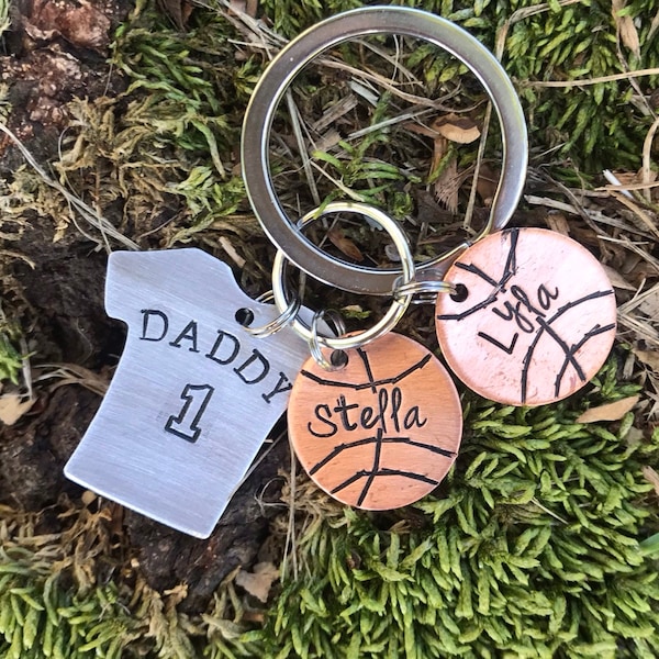 Camiseta DADDY estampada a mano con pelotas de baloncesto, incluidos los nombres de los niños, regalo del día del padre, papá personalizado hecho a mano estampado a mano
