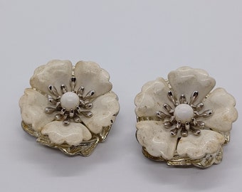 Vintage white flower Sara Coventry clip on earings