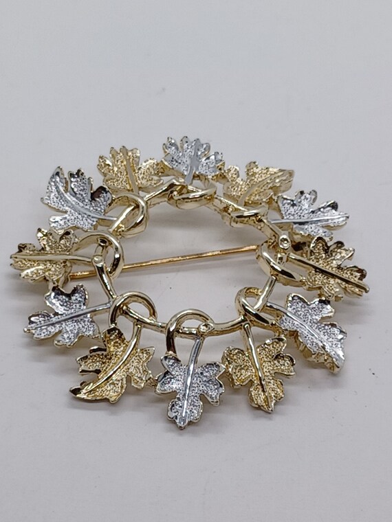 Vintage Sara Coventry leaf wreath brooch - image 3