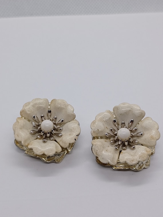 Vintage white flower Sara Coventry clip on earings