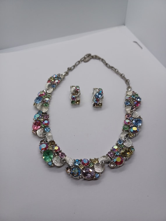 Stunning vintage Lisner necklace with matching ear