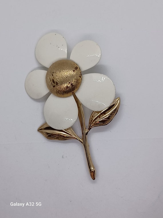 Vintage Sara Coventry daisy spring brooch - image 1