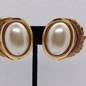 1980 Chunky pearl bead golden clip on earings