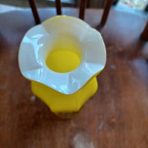 Gorgeous vintage Yellow art glass vase