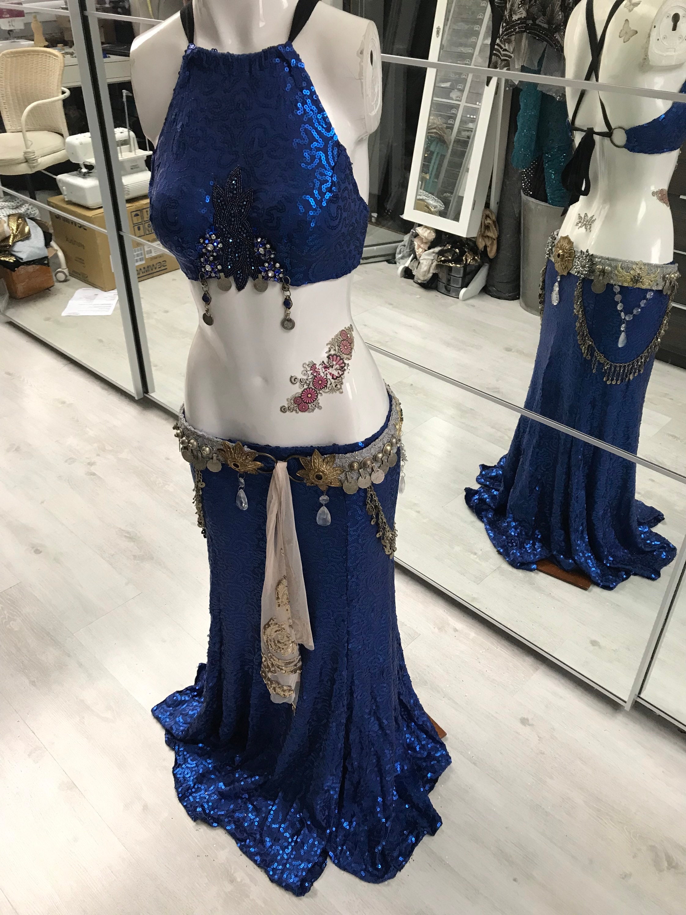  Conjunto de 4 piezas de disfraz de bailarina del vientre para  mujer, con parte superior, pantalones, velo para la cabeza, bufanda de  cadera para baile árabe egipcio, Azul : Ropa, Zapatos