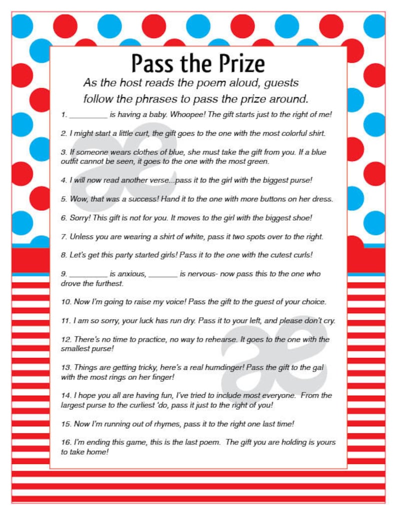 Pu&ograve; includere: Uno sfondo a strisce rosse e bianche con un foglio di carta bianco con testo nero. Il testo dice "Pass the Prize" e include istruzioni per un gioco in cui gli ospiti si passano un premio in base alle istruzioni lette ad alta voce.