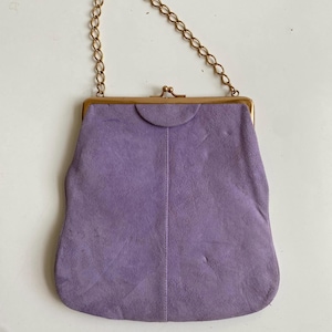Bolso de mano vintage de gamuza color lavanda de los años 60 con asa de cadena