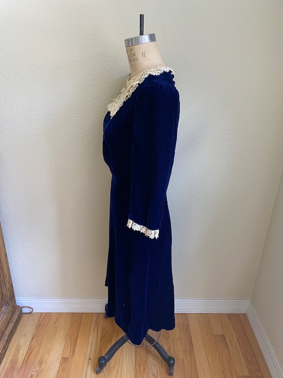 Vintage 1930s 40s Silk Velvet Dress Blue with Lac… - image 3