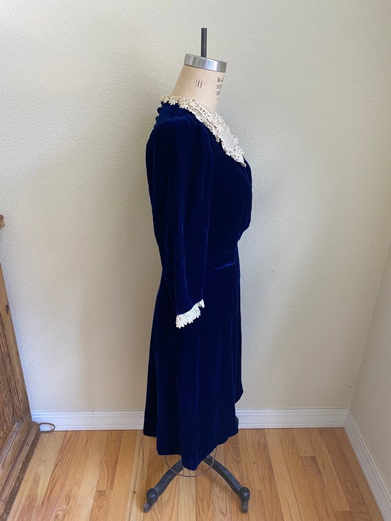 Vintage 1930s 40s Silk Velvet Dress Blue with Lac… - image 6