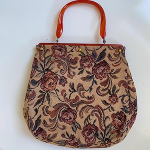 Bolso de mano vintage de los años 60 con asa de plástico y tapiz