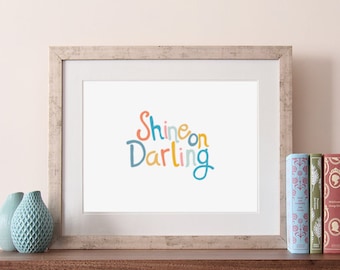 Shine on darling, impresión tipográfica, impresión de póster de citas, arte mural de citas, impresiones infantiles, citas motivacionales, dibujadas a mano, cita inspiradora