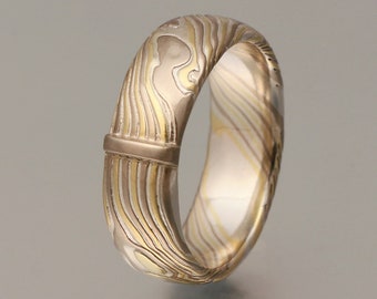 Tief geätzter mokume gane Ring mit Stabakzent - 14k Palladium-Weißgold, 750er Gelbgold und Sterlingsilber