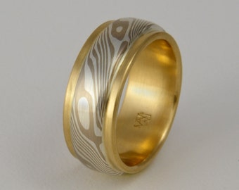 Mokume Gane 14k Palladium-Weißgold und Silberring - 18k gelbes Ringband mit erhabenem mokume Streifen