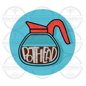 Puede incluir: Un círculo azul con un contorno blanco contiene una cafetera roja y marrón con la palabra "POTHEAD" escrita en marrón dentro de la cafetera.