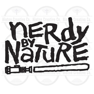 Könnte beinhalten: Schwarz-weißes digitales Design-Datei für eine Schnittdatei des Textes "Nerdy by Nature" mit einer Lichtschwertgrafik darunter. Der Text ist in einem fetten, handgeschriebenen Stil.