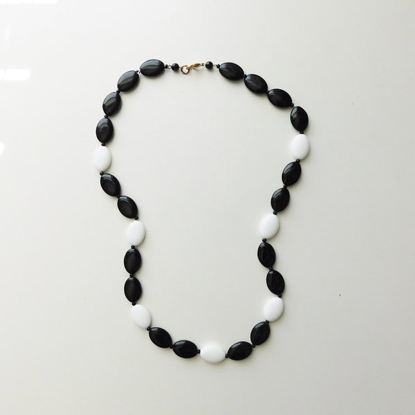 vintage black & white bead necklace \ plastique costume jewelry \ minimalist jewelry