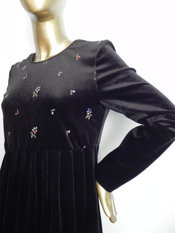 vintage black velvet dress \ embroidered flowers … - image 8