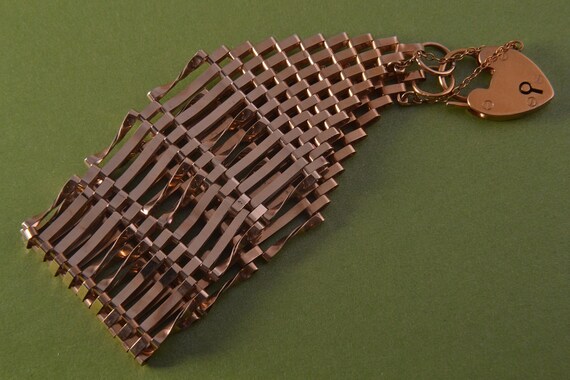 9ct Gold Vintage Gate Bracelet With A Heart Padloc
