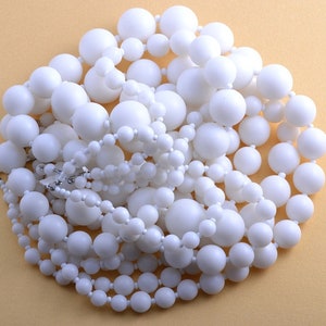 Plastic 1950&#39;s White Necklace (j52)