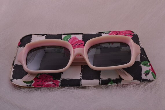 Plastic 1960's Sunglasses (105g)