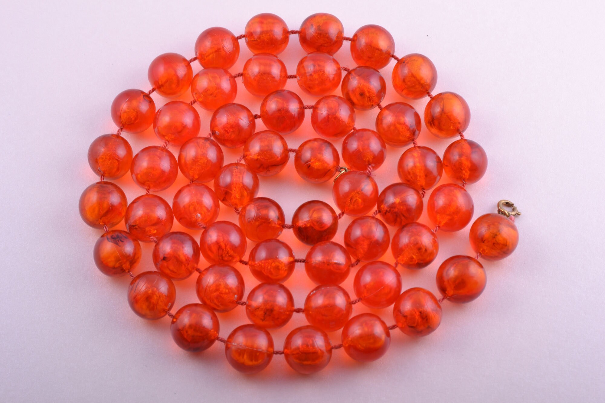 Collier Vintage Années 1950/1960 - Perles Orange Et Blanc - Fermoir Métal - Occasion