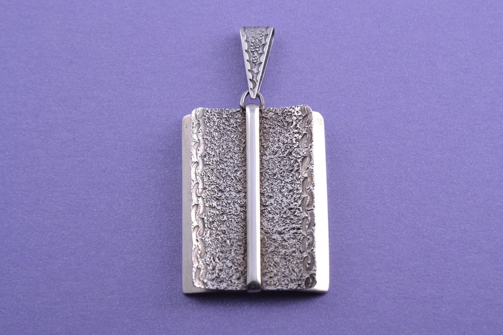 彫刻入りシルバーレトロペンダント（881o） - Etsy 日本