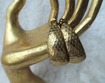 LOVELY Textured Large Hoop Earrings, Clip On Earrings, Gold Tone Metal, 1970s, Collectionable vintage Earrings Jewelry