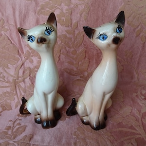 VINTAGE Retro TALL Ceramic Cat Salt & Pepper Shakers, Ceramic Cats, Vintage Japan Kitsch, Pair of Cat Figurines, MIDCENTURY Siamese Cats