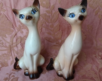 Saleiros e pimenteiros de cerâmica vintage retrô TALL, gatos de cerâmica, kitsch japonês vintage, par de estatuetas de gato, gatos siameses de meados do século