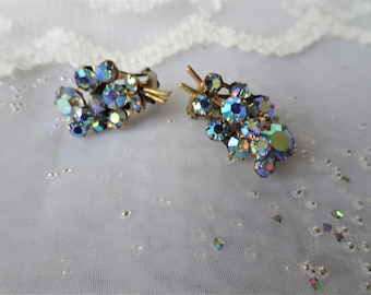 IMPRESIONANTES pendientes de vidrio vintage, clip de mediados de siglo en pendientes, pendientes Aurora Borealis, pendientes encantadores, joyas vintage coleccionables