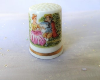 ROMANTIC Bone China Thimble, Courting Couple Scène romantique, Vintage Sewing Thimbles, Collectible vintage Thimbles