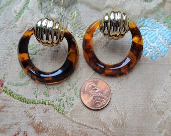 MERVEILLEUSES boucles d'oreilles vintage Hoop, Boucles d'oreilles Lucite Tortoise Shell, Design fabuleux, Bijoux vintage de collection