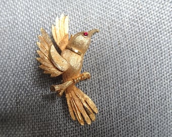 LOVELY Vintage Hummingbird Bird Brooch, Textured Gold Tone Metal, Ruby Glass Eye, Figural Brooches, Collectible Vintage Jewelry
