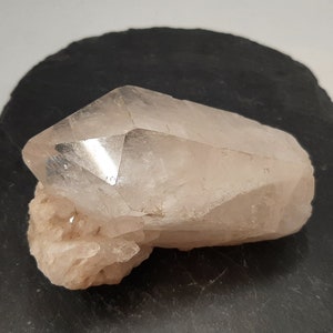 A large, impressive rock crystal point, a great decoration! An eye-catcher for any room!