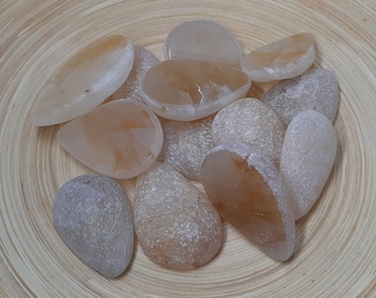 Pedras citrinas caídas em forma de meia lágrima