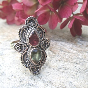 Bague richement décorée en argent 925 avec tourmaline rouge et verte, circonférence env. 58 mm