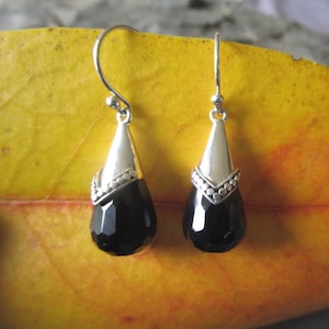 Elegant 925 silver earrings with sparkling faceted onyx