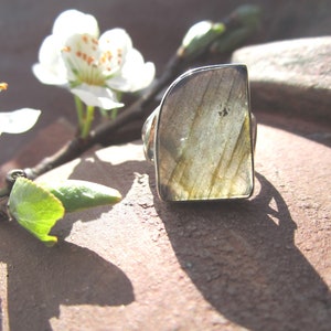 Exceptionell labradoritring i 925 sterlingsilver, omkrets ca 53/54 cm.