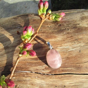 Classic pendant with a simple, elegant setting made of 925 silver with an oval rose quartz. Special gift.