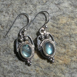 Glänzende Labradorit 925 Silber Ohrhänger, verspielte Silbereinfassung