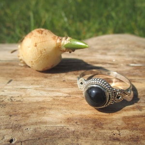 Speels versierde ring gemaakt van 925 zilver met ronde onyx, omtrek ca. 56 mm