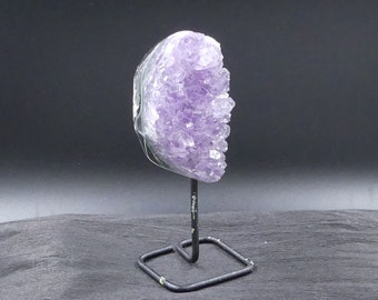 Kleine Amethyst-Skulptur auf Metallständer