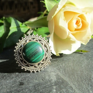 Pretty ring, silver with round malachite size 56