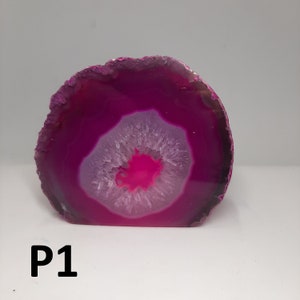 Può includere: Una grande geode di agata rosa con un centro bianco e rosa. La geode è lucidata e ha una superficie liscia.