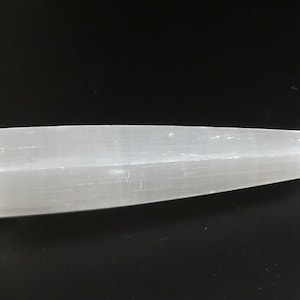 Selenit Skulptur mit Standfläche, weiß-bis durchscheinend