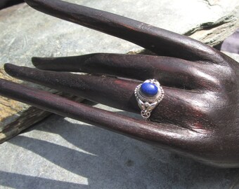 Dekorativ verzierter Ring aus 925er Silber mit ovalem Lapis-Lazuli, Umfang ca. 56-57 mm