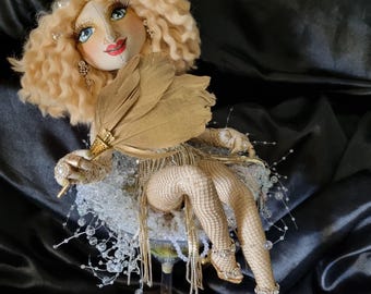Poupée de tissu unique en son genre, inspirée du burlesque, danseuse avec éventail Champagne Martini
